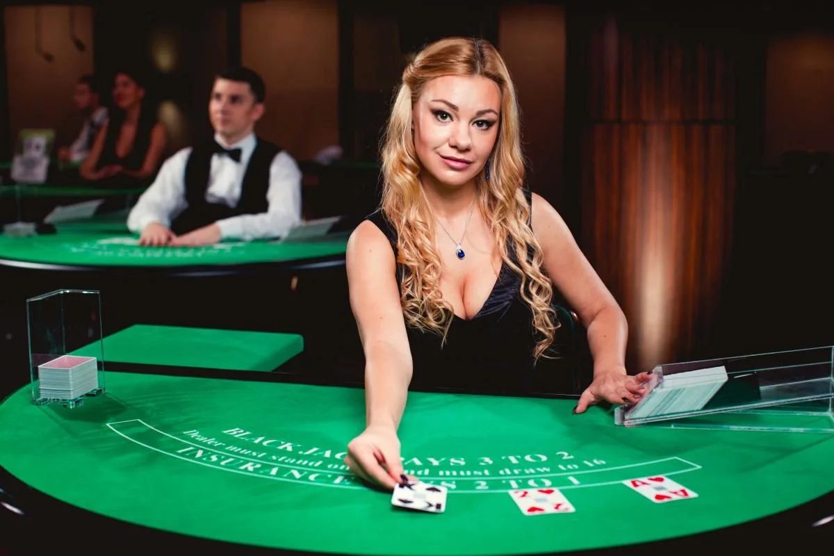 Dealer memandu permainan di ruang meja live