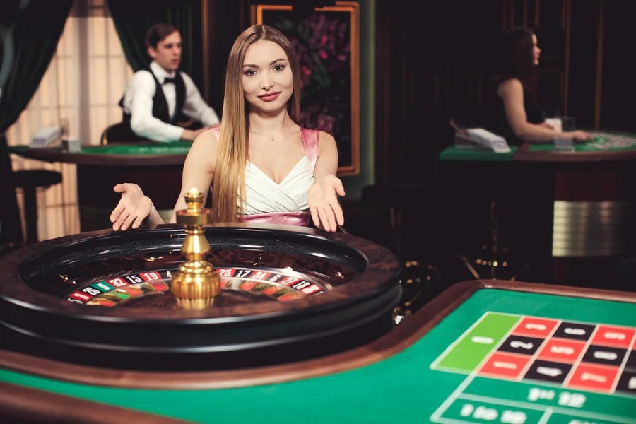 Tampilan ruang live dengan meja permainan dan panel taruhan